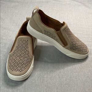 NEW Vionic Kimmie Perf Tan Suede Slip On Shoes Perforated Women’s 7 Loafers